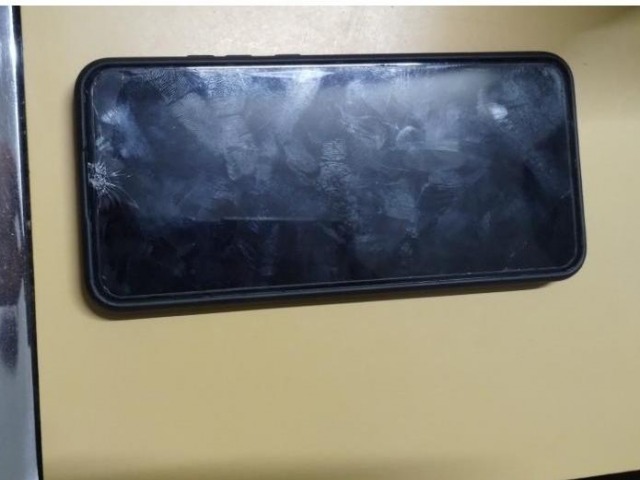 Le peg� a un hombre para robarle el celular y termin� aprehendido